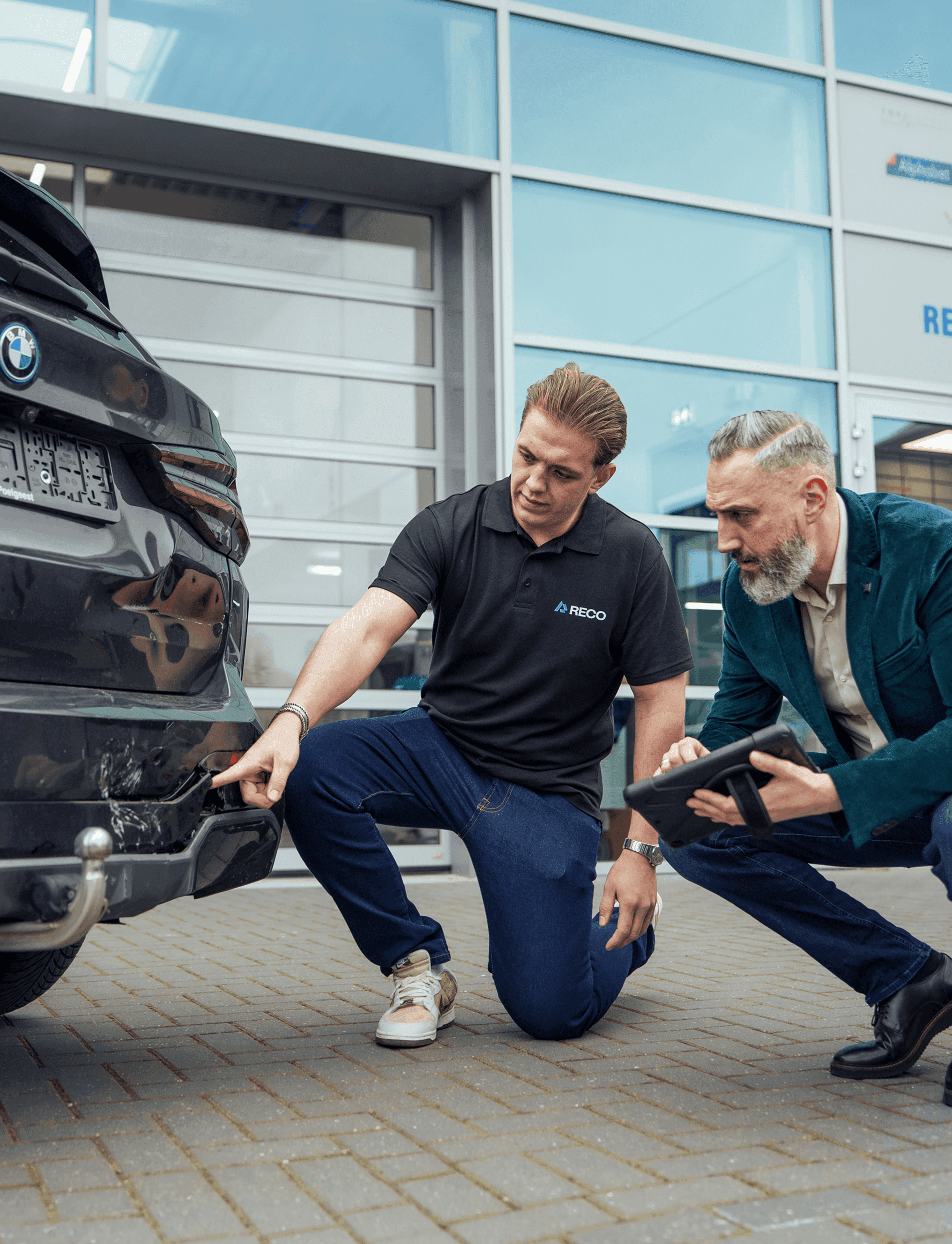 RECO: medewerkers inspecteren een auto bij de vestiging
