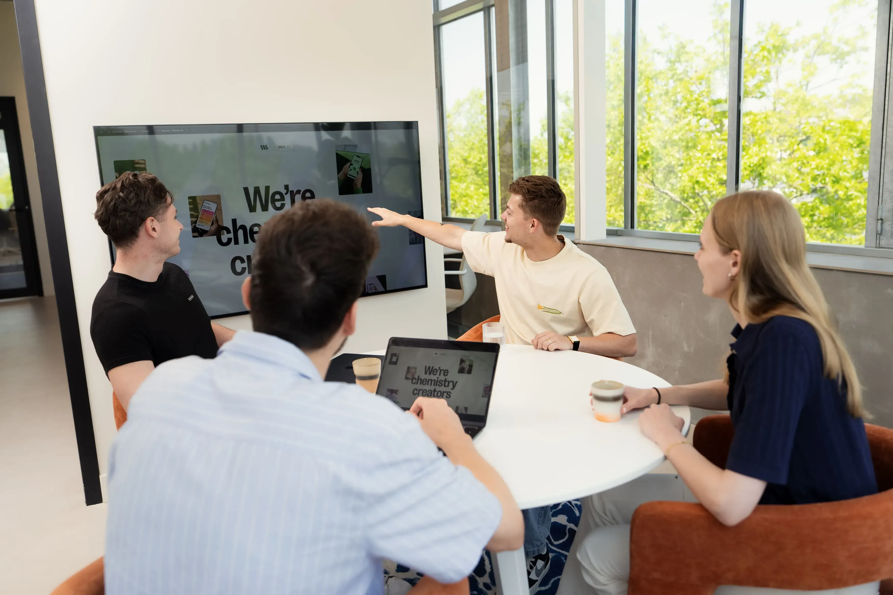 Teamoverleg met presentatiescherm