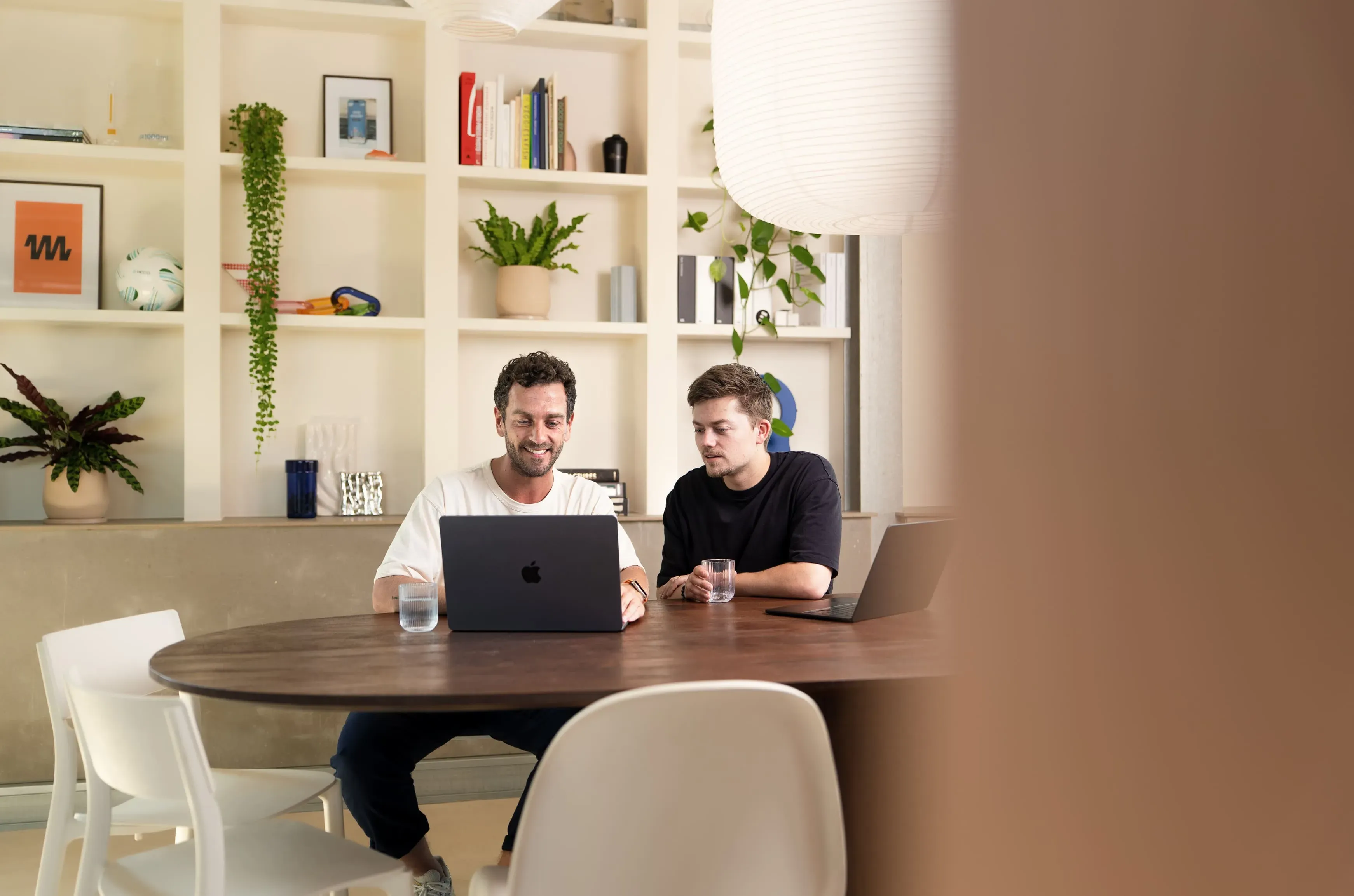 Twee collega's aan het werk aan tafel