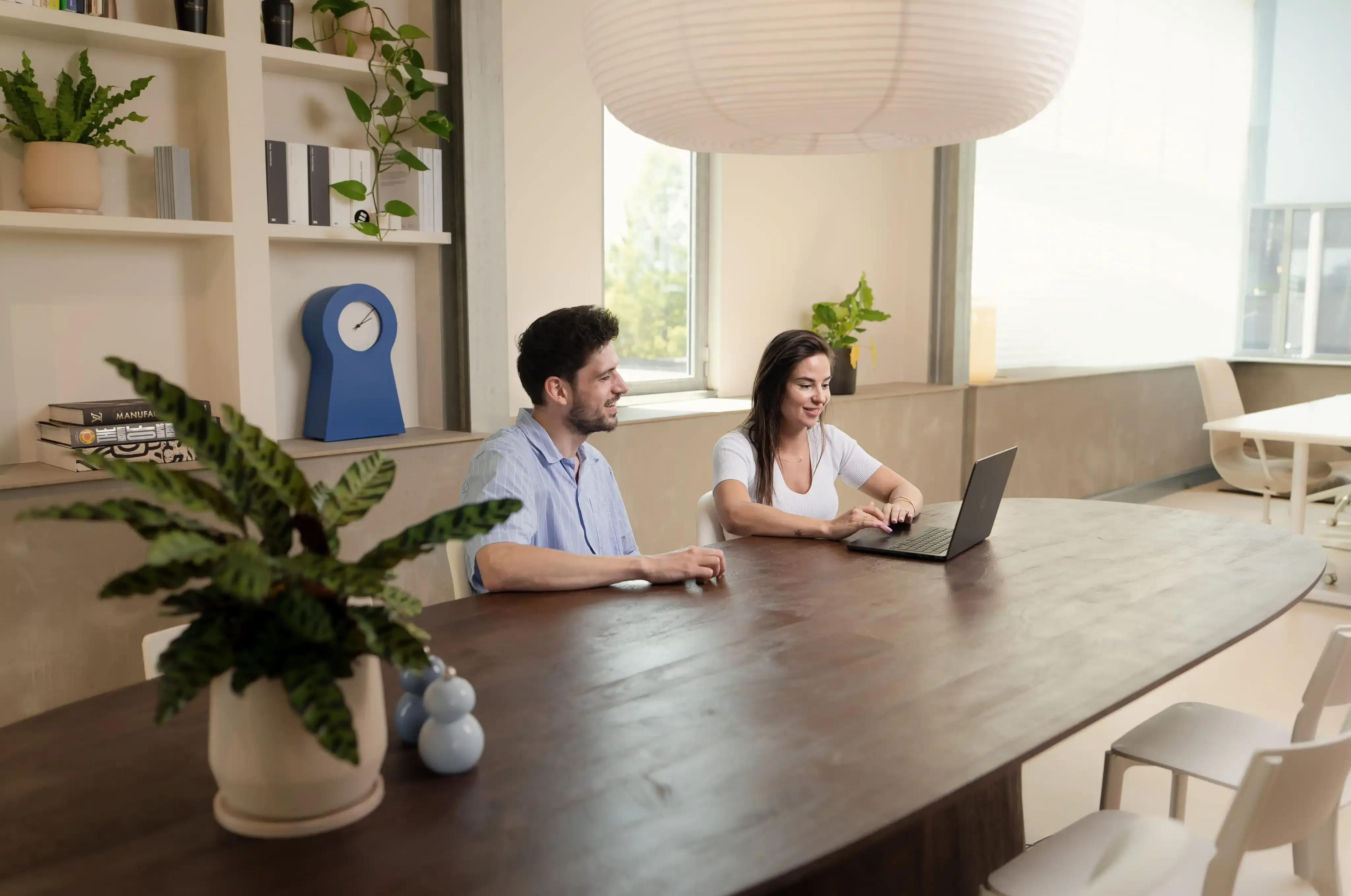 Collega's aan de vergadertafel bij Mandelo