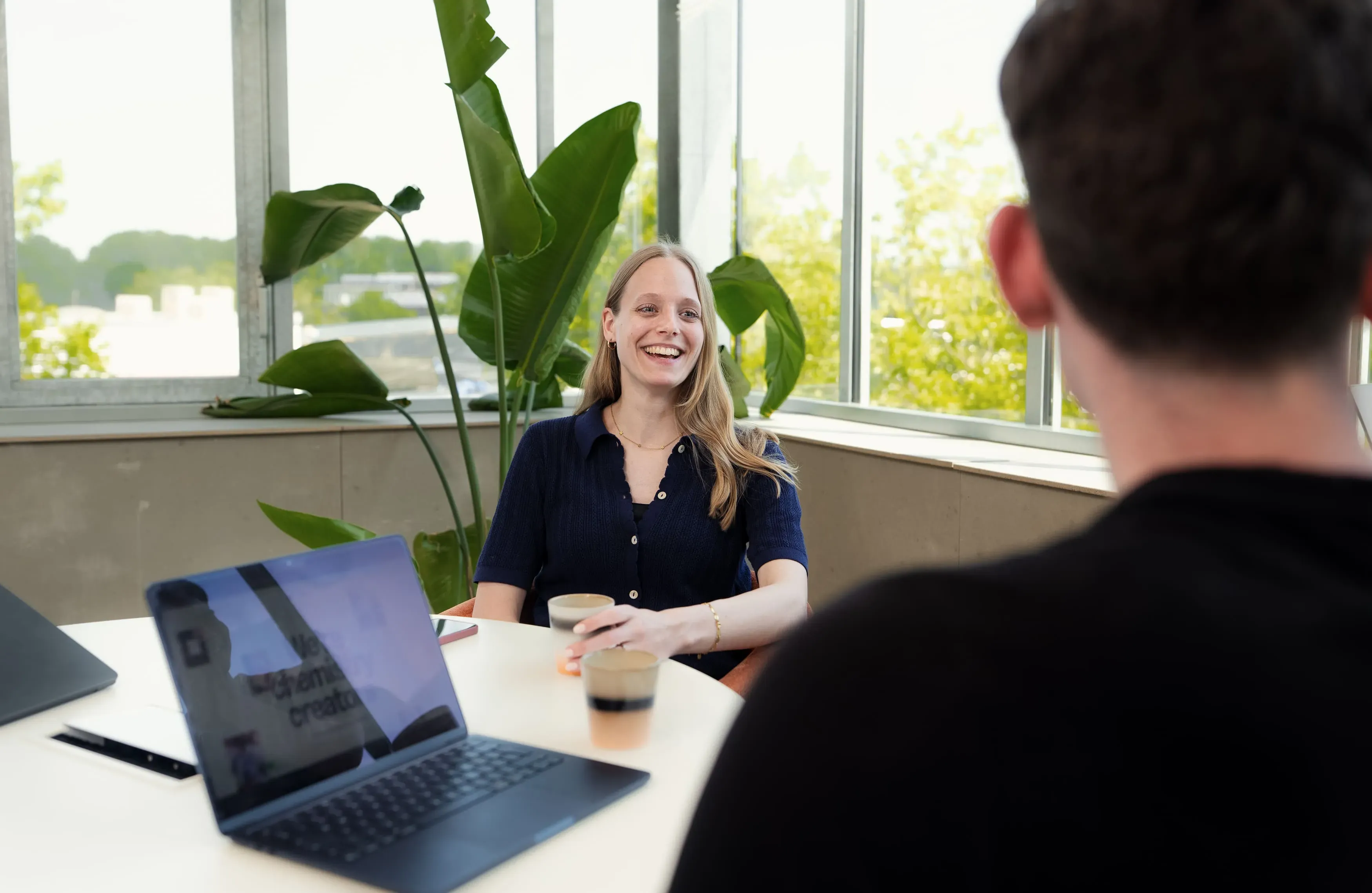Collega presenteert op een laptop