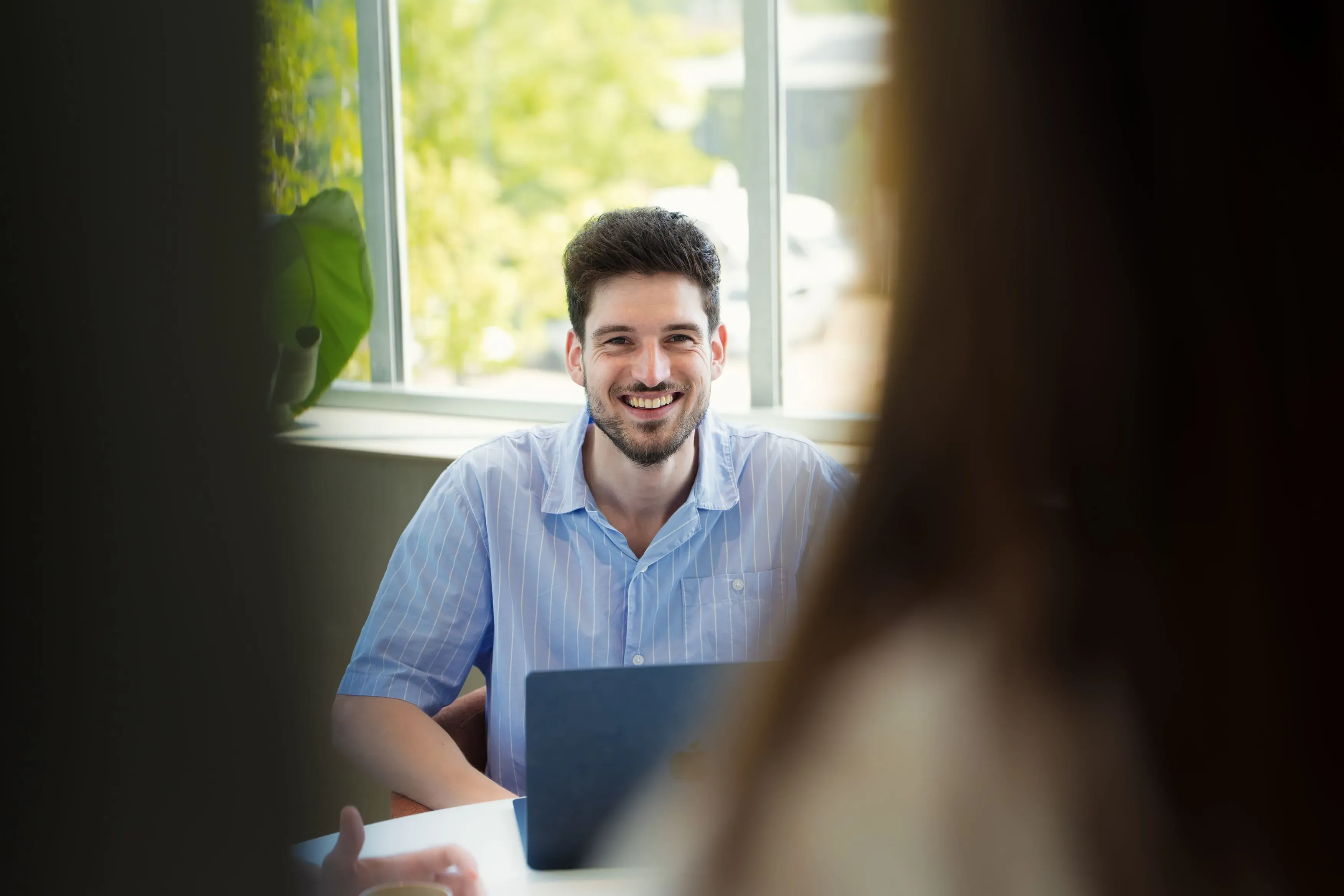 Collega lacht tijdens een overleg