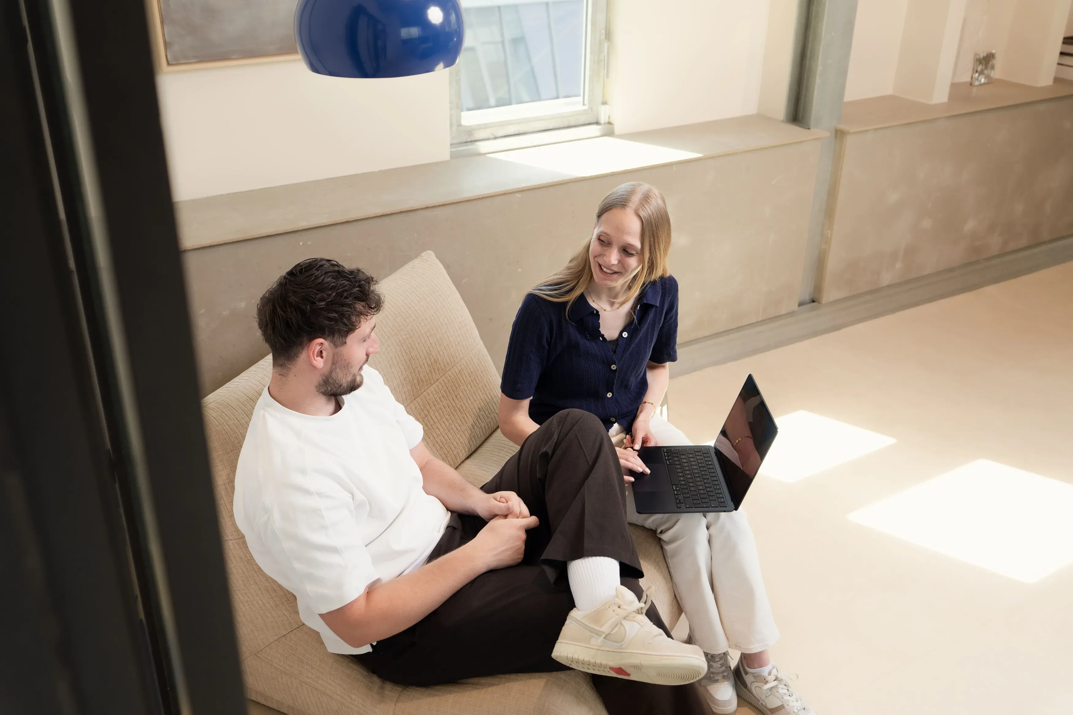 Twee collega's werken samen met een laptop