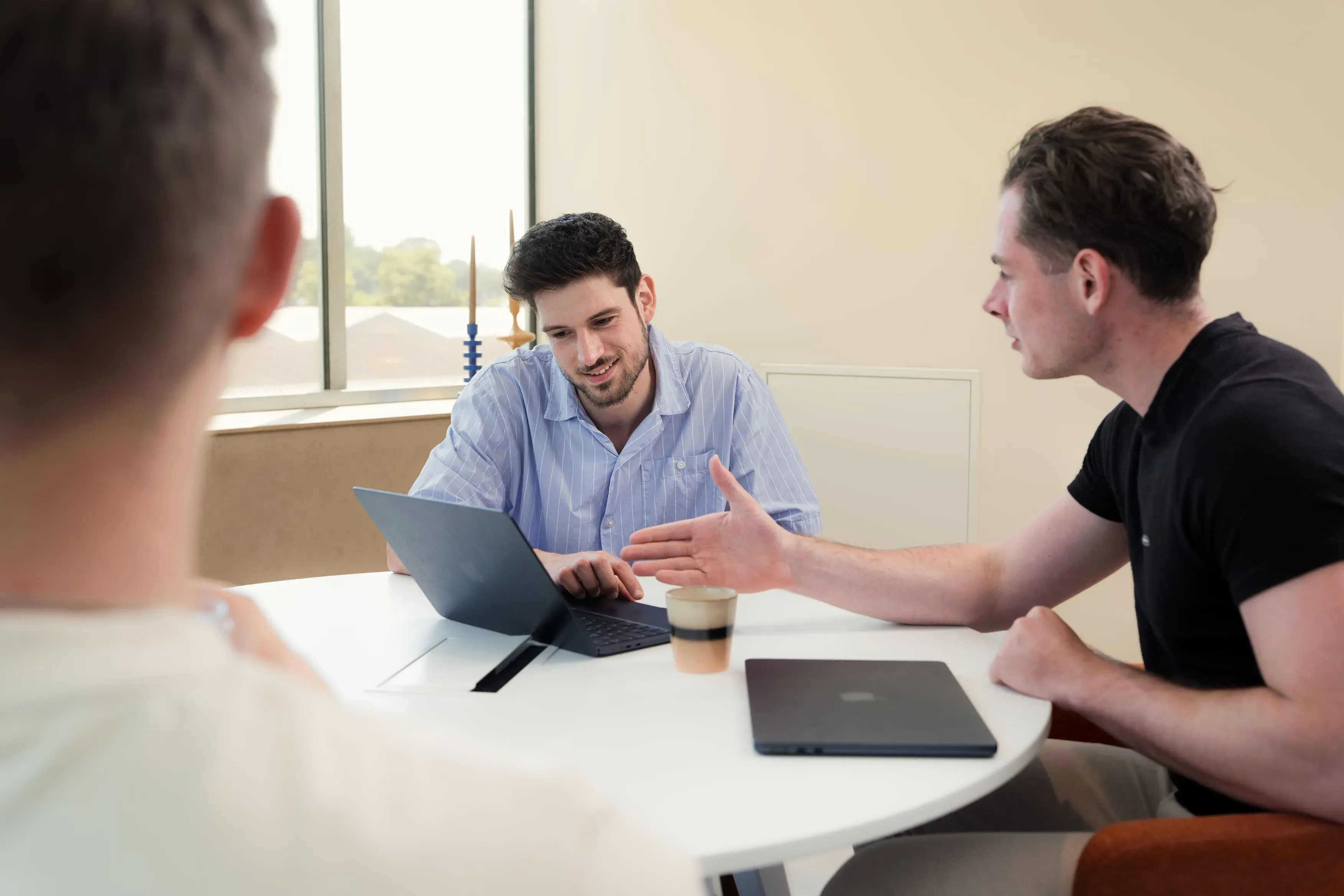 Twee collega's in overleg aan tafel