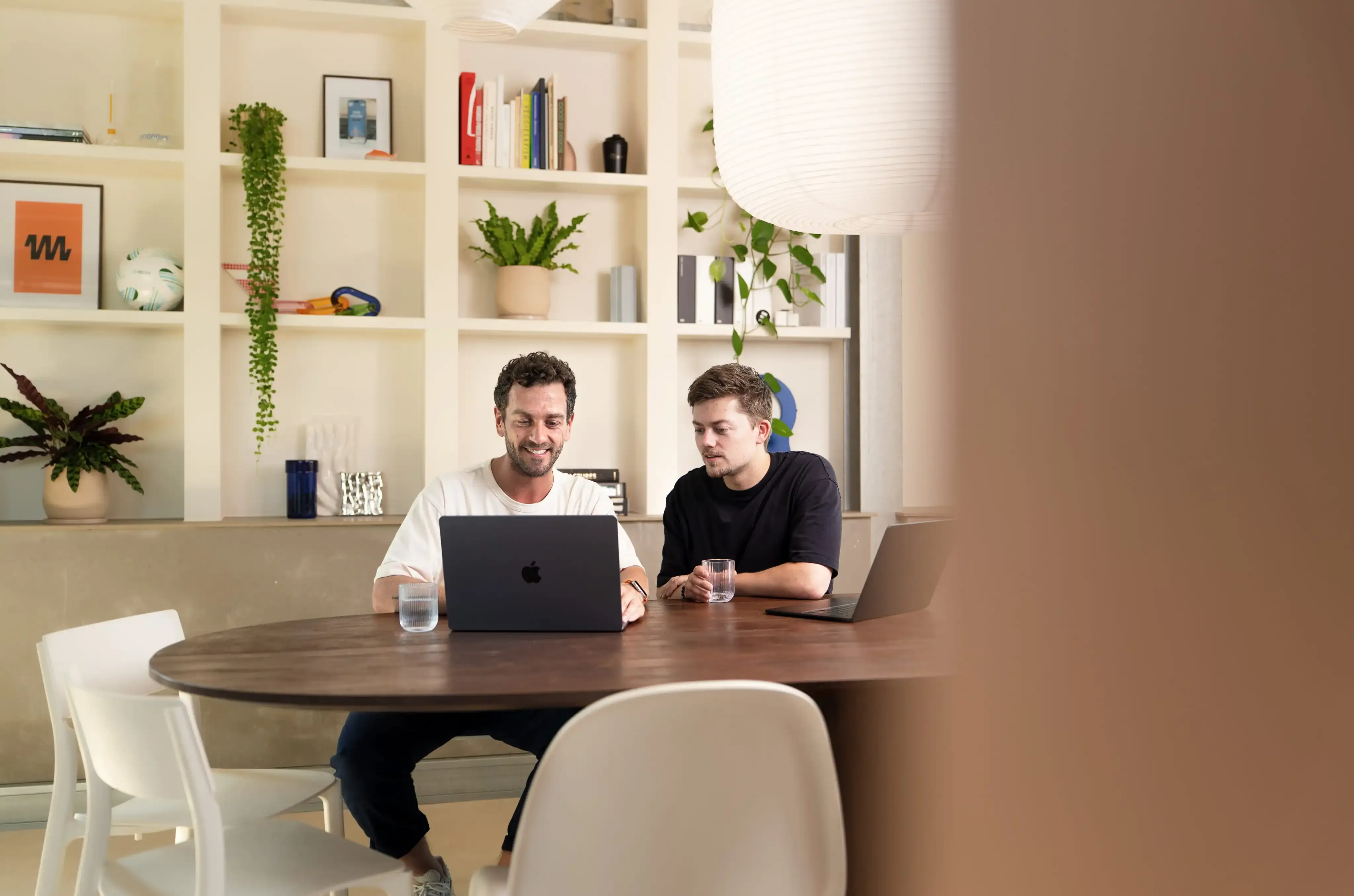 Twee collega's aan het werk aan tafel