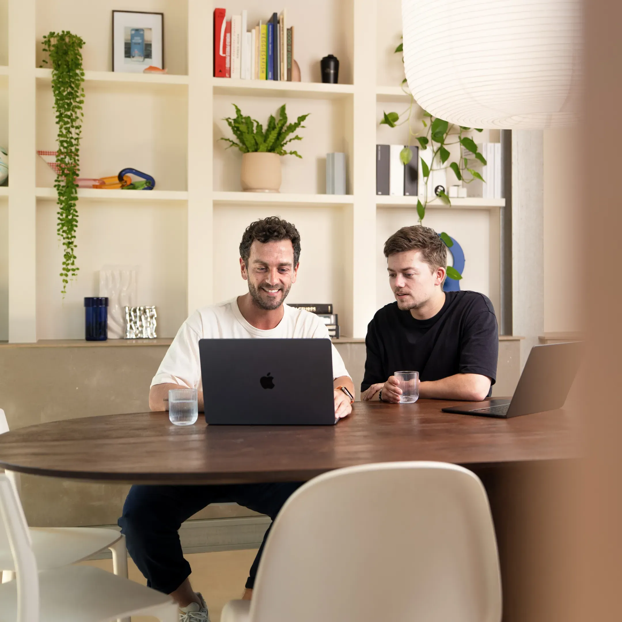 Twee collega's aan het werk aan tafel