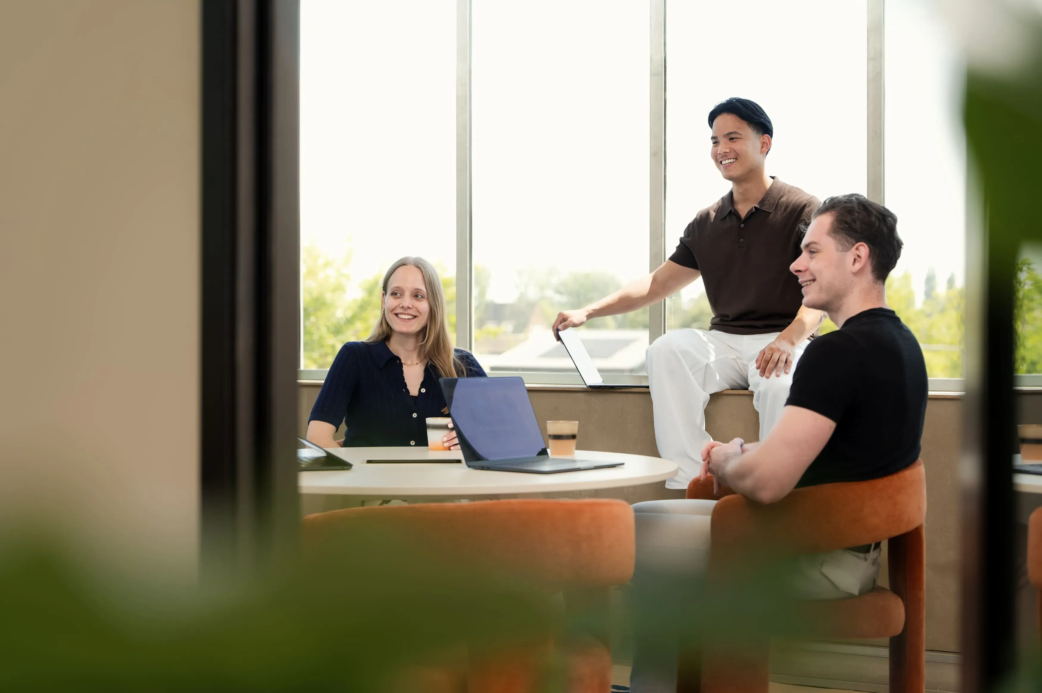 Collega's in overleg aan tafel