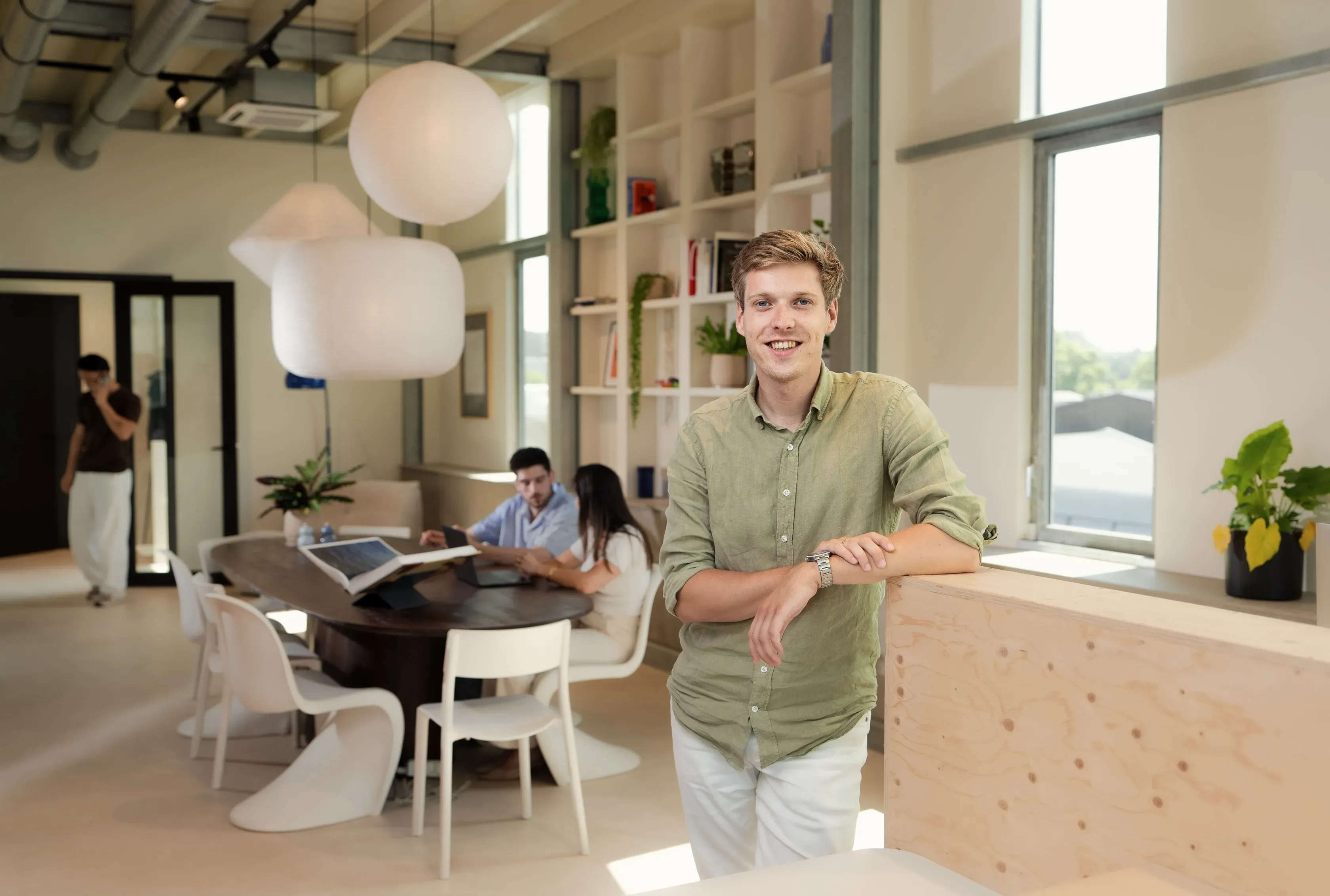 Collega in de lounge van het Mandelo-kantoor