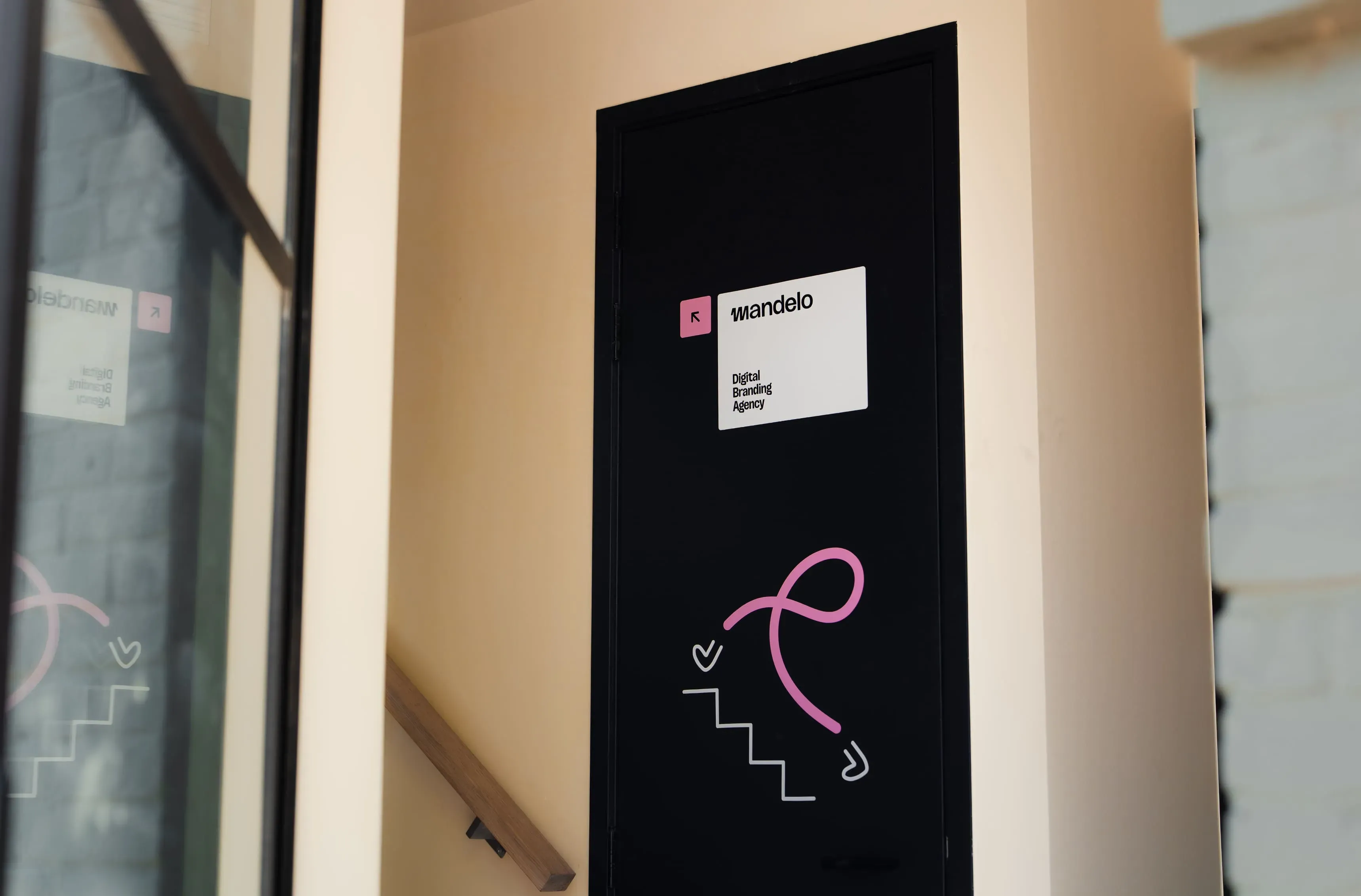 Wand met merkbeeld in het Mandelo-kantoor