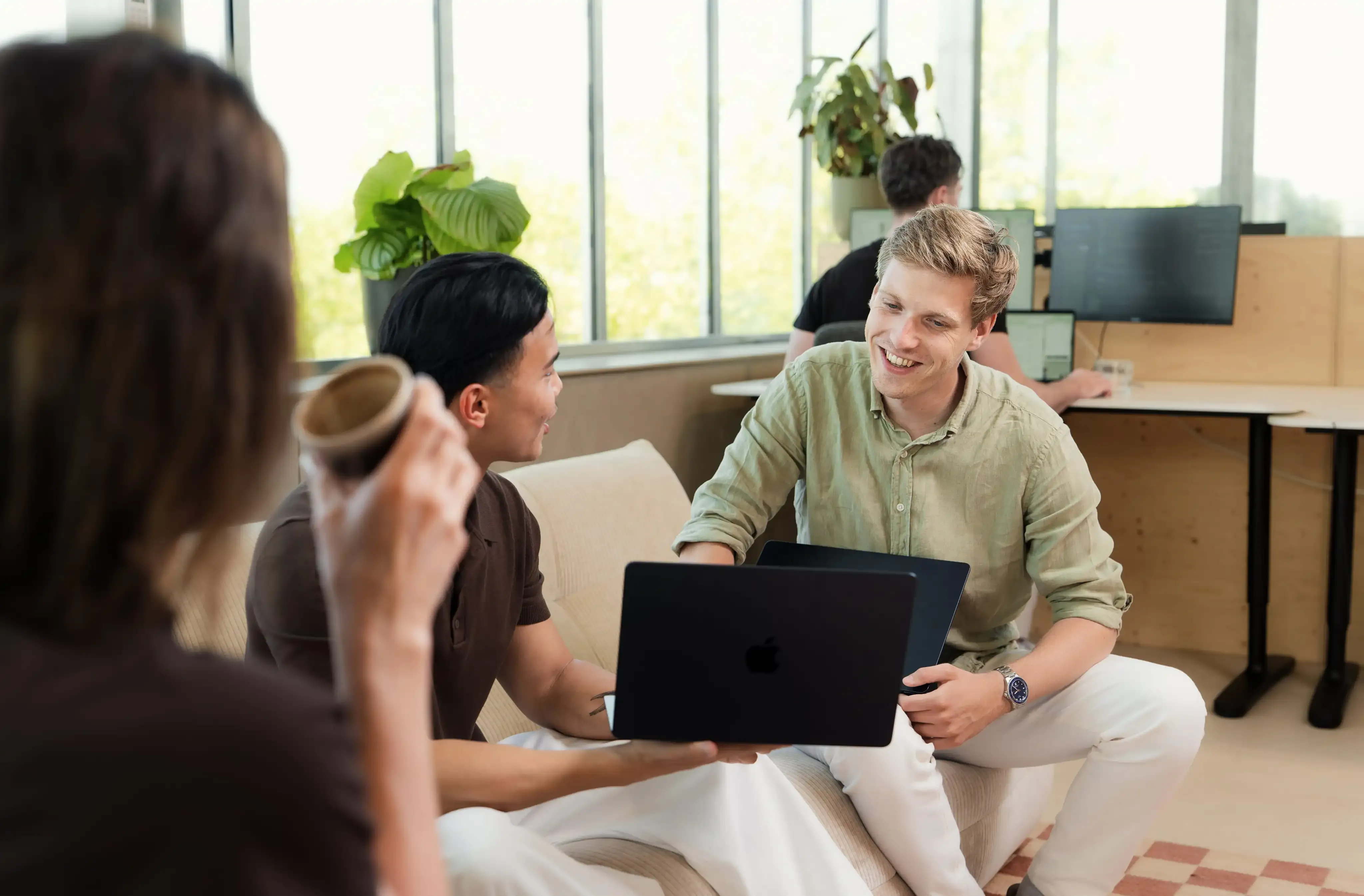 Teamoverleg met laptop bij Mandelo