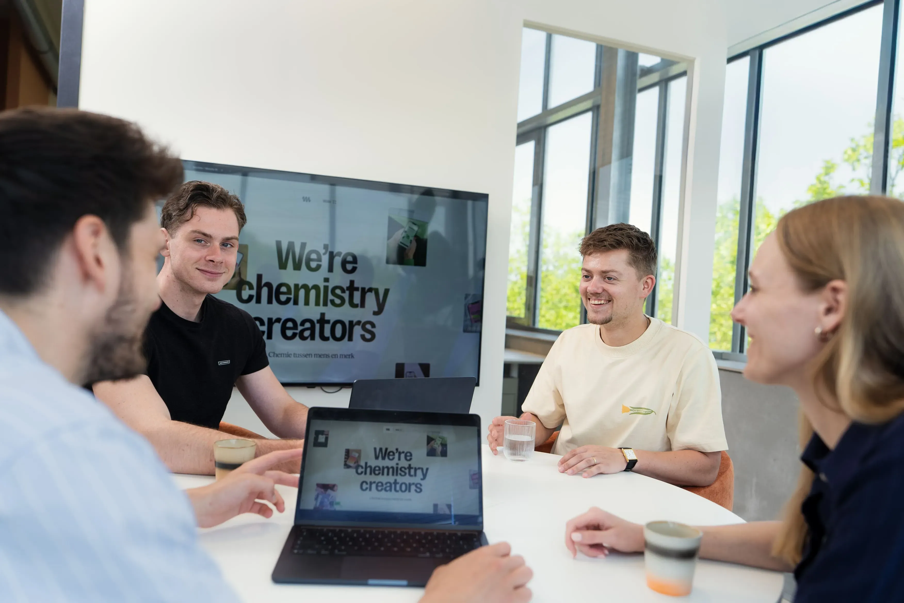 Teamoverleg met presentatiescherm